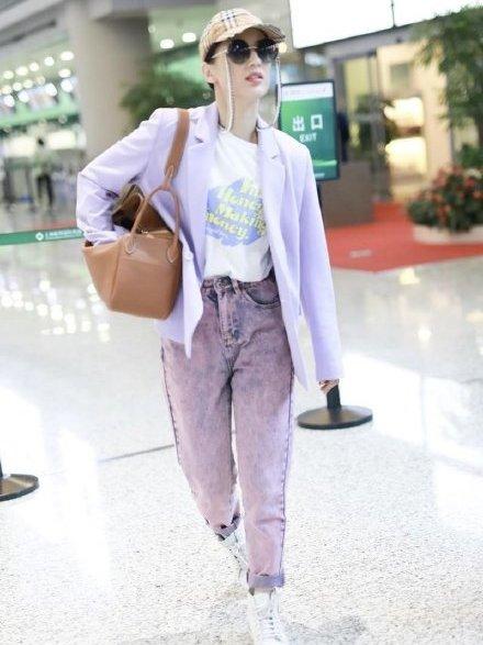 阔太黄圣依也爱小清新,紫色西装搭配牛仔裤甜美减龄,很有少女感