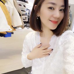女人衬衫不要塞进裤子里看看下图这些女人,简直倾城倾国