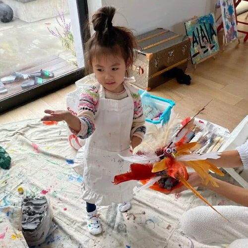 组图陈冠希女儿穿爸爸拖鞋戴墨镜摆pose模特范十足