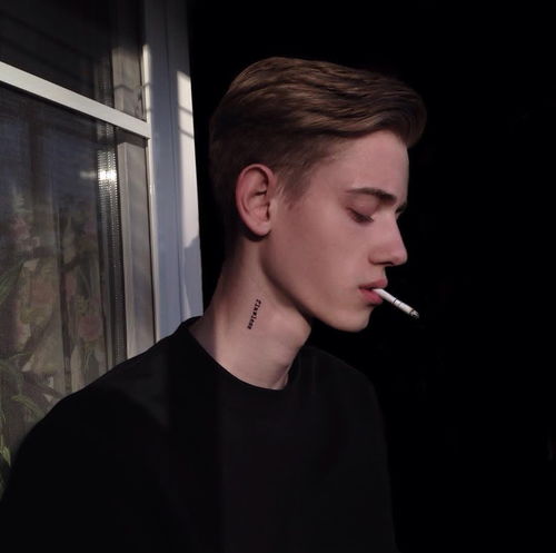 欧美男头像白天可以原谅所有人但夜里不能