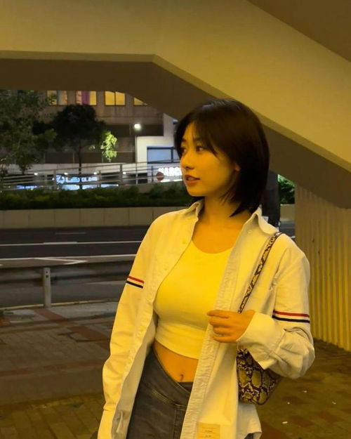 ins菩萨程女士顶级性感腰臀比眼神迷离太勾人