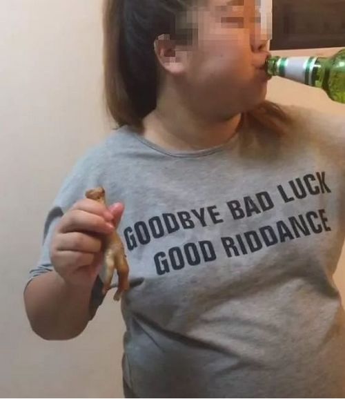 快手现哈尔滨孕妇怀孕9个月直播喝酒要放纵一把