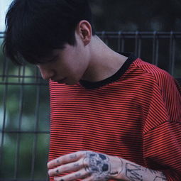 低头含羞送花