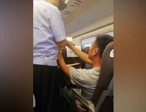 霸座男子之后又一奇葩事,男子竟在高铁内抽烟,网友两人同伙吗
