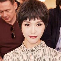 短发40岁左右女性背影微信头像