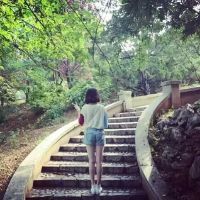 求男女闺蜜头像一张男一张女最好绿色背景,小清新的那种