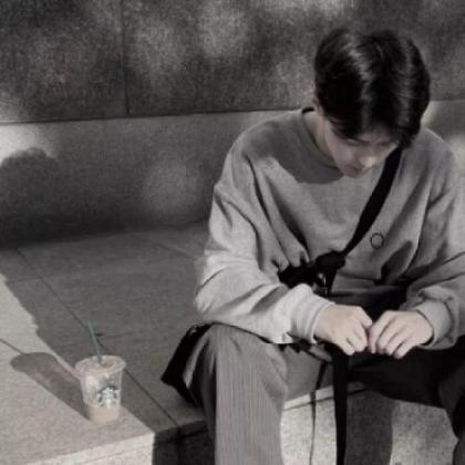 伤感男生头像孤独,生活中总会遇到伤心事
