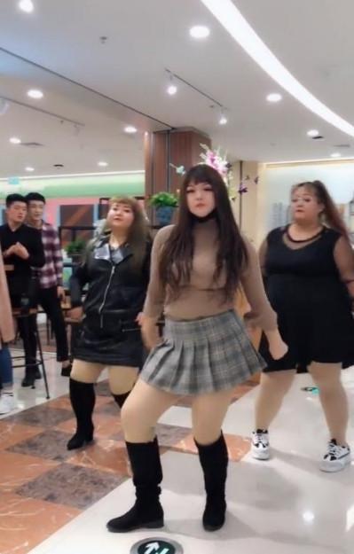 抖音走火三个胖女孩舞蹈视频,其中她是亮点,网友秀