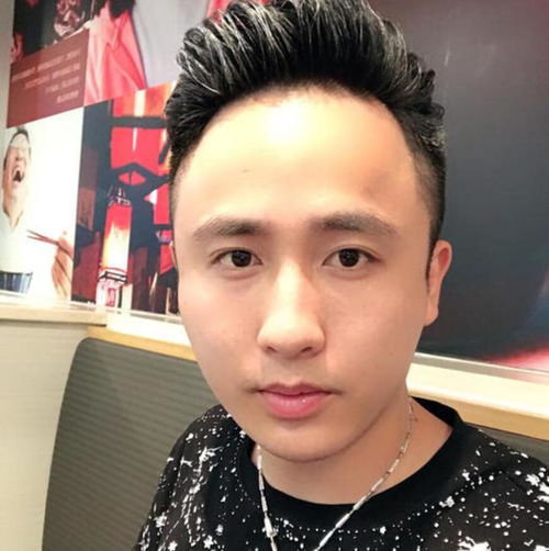 散打哥开豪车去做公益,电视台将其豪车曝光,车牌就值400万