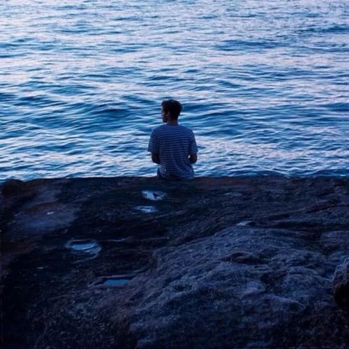 海边男生背影看海头像