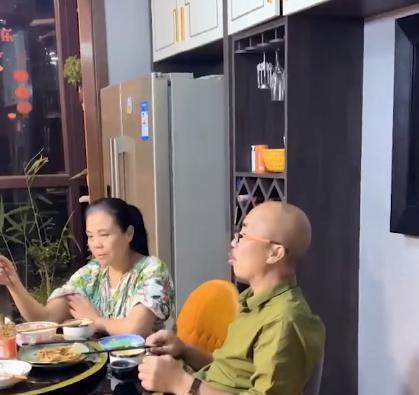 结婚40年男子讲述婚姻保鲜秘籍,妻子听得满脸羞红,儿子反应亮了