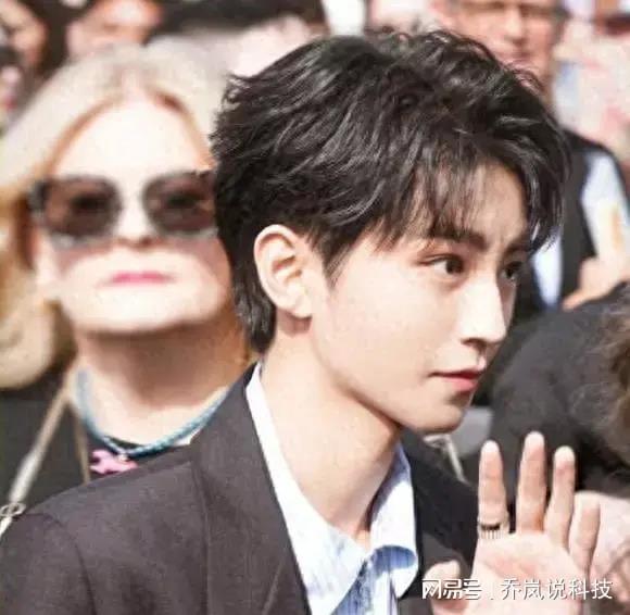 王俊凯养嫂子事件被扒实锤,与杨柳穿情侣鞋,人前避嫌人后黏一起