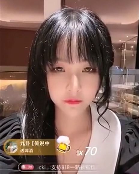 郑爽玩矫情被女主播打脸,曝早期整容前照判若两人,张翰曾帮着否认