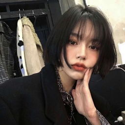 极其自律的为自己努力的短发女生微博头像