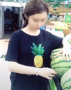 全抖音最想要的女友,嘟嘴卖萌只为了能吃到西瓜,网友立马给她买