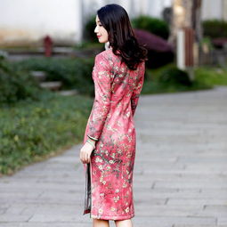 40岁女人诠释风情万种,一袭优雅旗袍连衣裙,穿出高级气质感