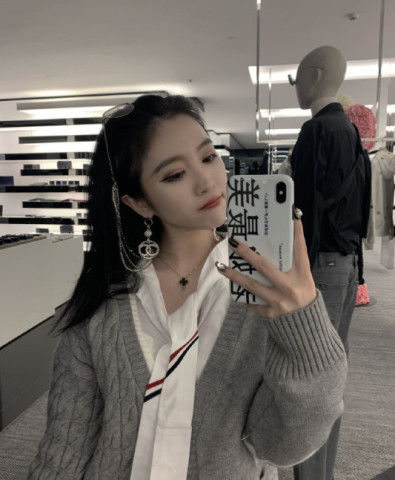 富二代美女主播韩笑晒零花钱炫富,网友就没见过卡里这么多钱