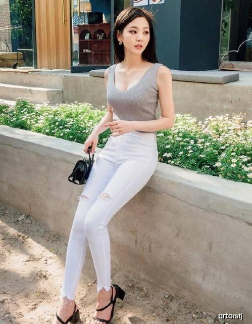 修身有型的牛仔裤美女,气质优雅,回头率特别高