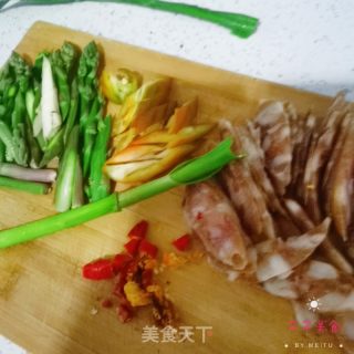 芦笋炒香肠的做法芦笋炒香肠怎么做芊芊dokzbcavirai的菜谱