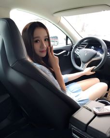 花季少女一天换4辆豪车车子这样搞来的