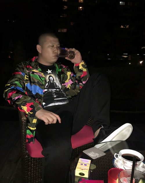 网红二驴再被曝黑料,不抽成却让徒弟买礼物,喝酒只喝茅台拉菲