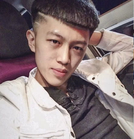 快手四大男神2人靠女友,1人靠土豪,他靠自己,从小弟变大哥