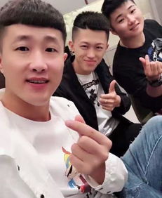 快手众多网红跨年聚会,张二嫂吹瓶表演惊呆,牌牌琦在旁亮了