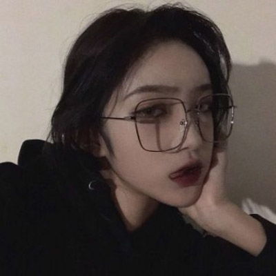 女生真人戴眼镜头像