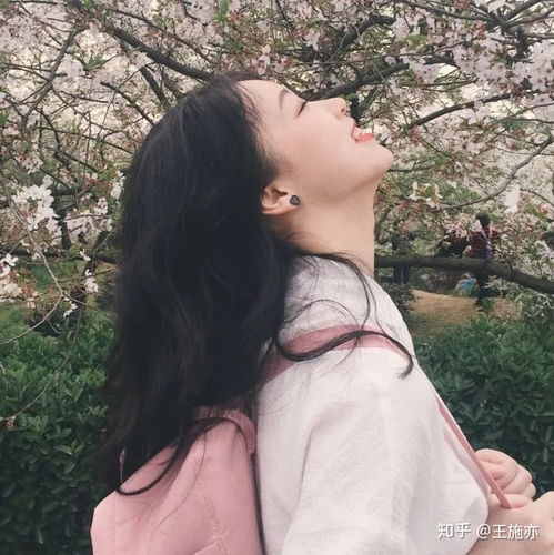 有没有特别可爱的女生头像,比较活泼的,不是小孩纸的,真人的,不露脸的,只露侧脸或者背影的女生头像