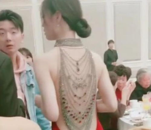 抖音最美背影新娘,新郎上辈子拯救了银河系转身后我羡慕了