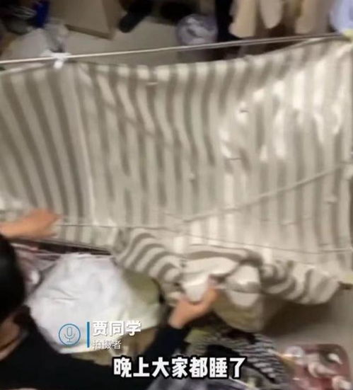 晚上睡觉女生宿舍一声闷响床塌了,原来搭衣服太多,将架子压塌了