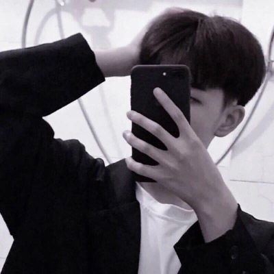 qq超清头像男生拿手机照镜子最初的自己是最帅的曾经