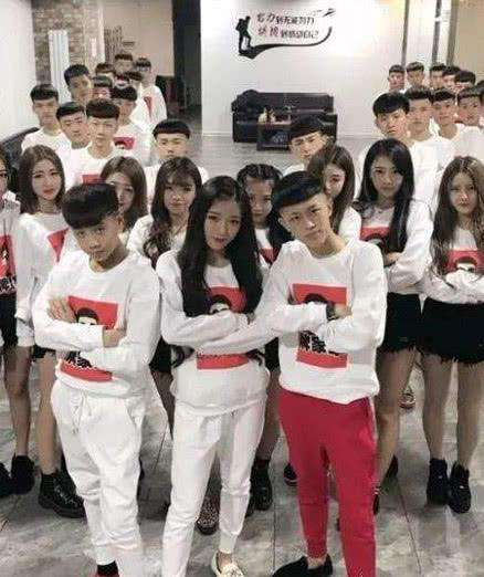 网上最火的师徒恋,师傅被封杀后成为平台一姐