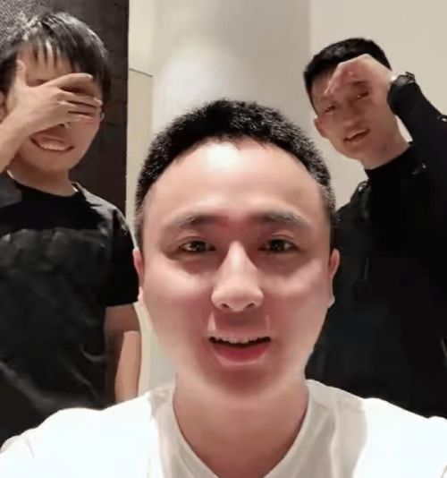 早期的网红丑小子陈山,靠炫富走红,因言语不当被封杀,如今结局凄凉