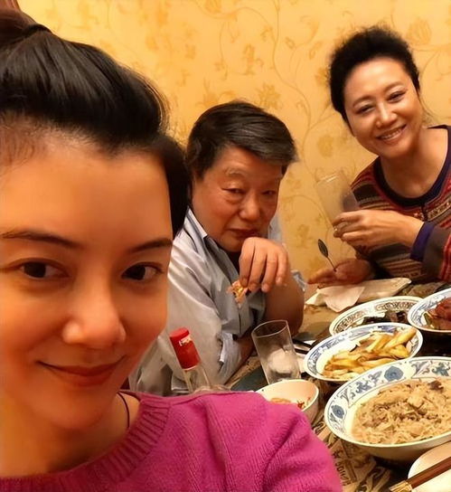 车晓为母亲庆生70岁王丽云拿茅台和前夫饮用,满眼爱意气氛温馨