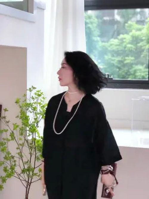 衣服可以很简单,但是要有质感再加上一个提气的包包,美哦轻奢女装轻奢包包高端品质高级感穿搭高端轻奢