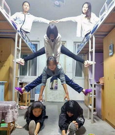 会玩大学女生寝室上演一字马,男生忍不住我们也可以的