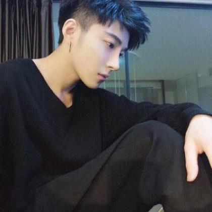 长的特帅气又有点孤傲高冷男头像,自我感觉还不错的