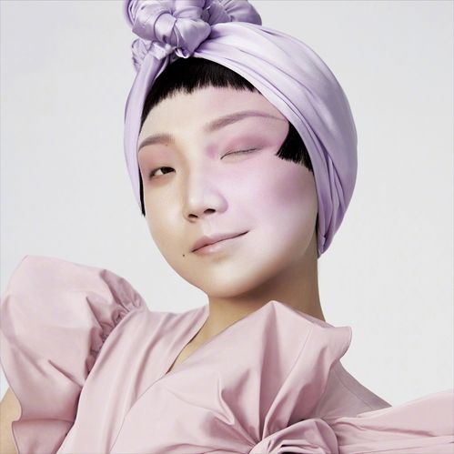从谐星到时尚新指标,辣目洋子从与脸和身体和平共处到深爱