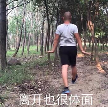 荒废主业靠直播卖货频炒作,高价卖过期产品教自拍还收费,她太会割韭菜了