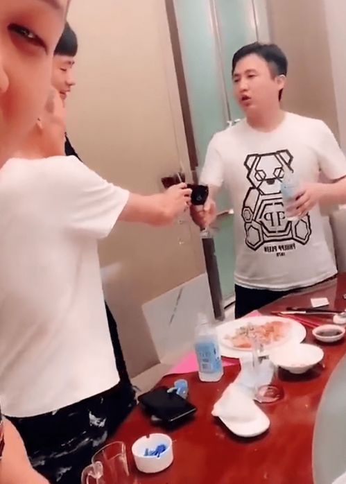快手400w男网红家暴m粉被前女友曝光散打私下约见祁天道父亲,二人举杯共饮