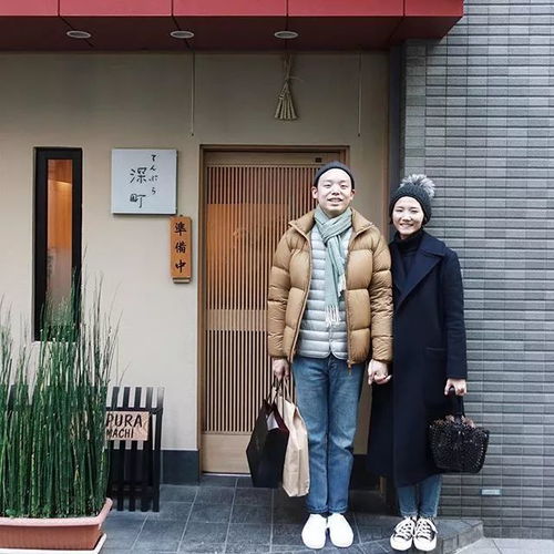 ins上这对小夫妻每天在院子里拍一张合影,表情动作都不变,却引来30万的网友围观