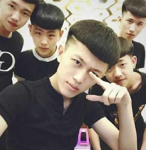 社会摇中万人迷,牌牌琦打石膏跳新舞,网友刚回归就开始飘