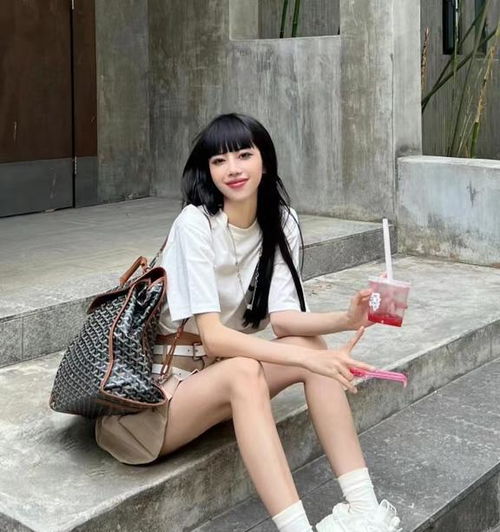 被上海女生圈粉,穿短裙vs短裤,秀美腿秀身材,基础款穿出高级感