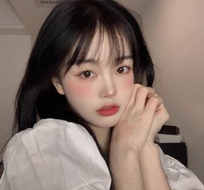 网易云热评幼儿园门口见两个小孩子聊天,小女孩问小男孩
