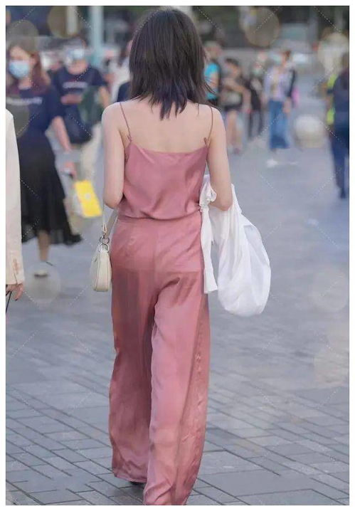 美女身穿绸缎面的粉色真丝套装质感轻薄,高级优雅凸显女人味