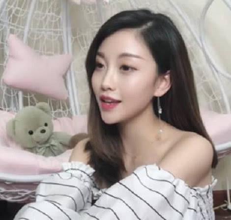 快手新4大电母二驴女徒弟上榜,3人有土豪守护,她却当大姐大