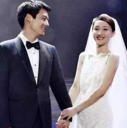 她驻唱被打掉门牙,是三金影后第一人,桃花不断40岁终结婚