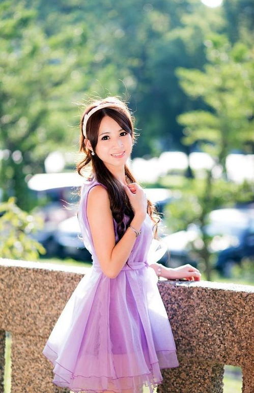 穿上这款清新甜美的浅紫色吊带连衣裙,你就是充满阳光的小少女