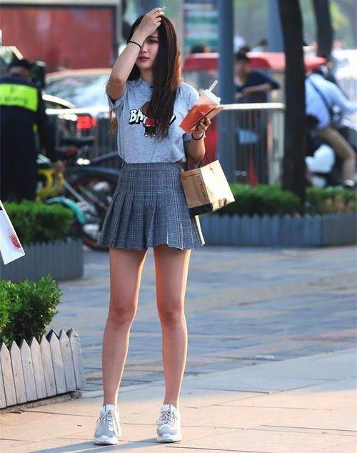 街拍长发披肩的时尚女孩,着实让人眼前一亮